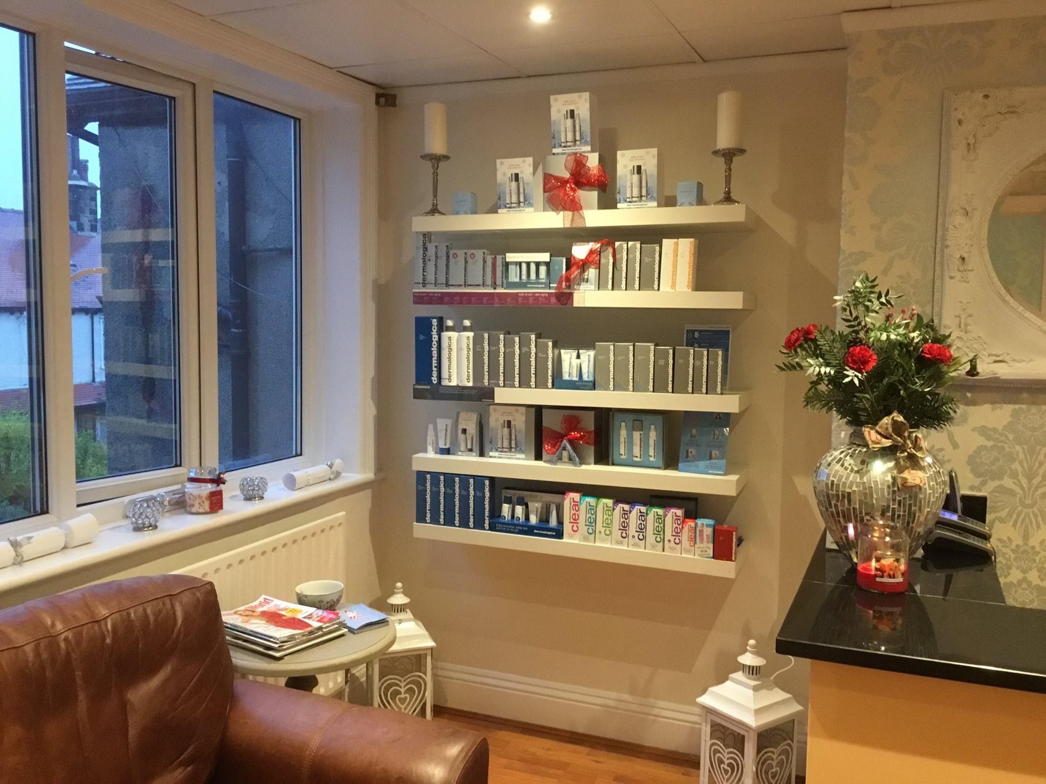 Skincare products, flowers and warm details in Fresh's reception area
